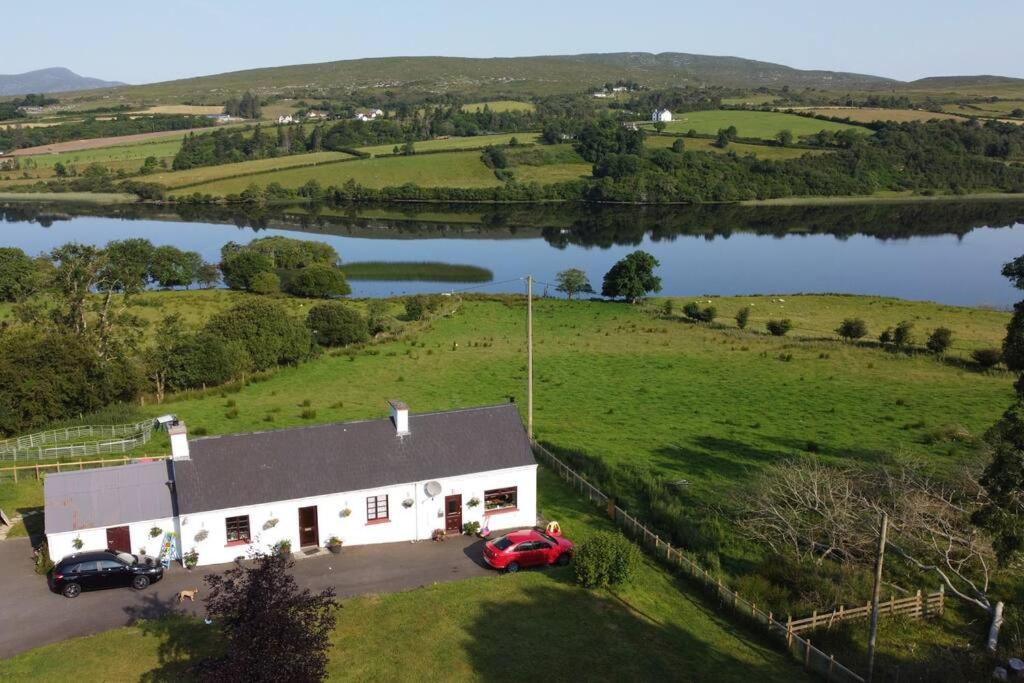 Granny'S Cottage, A Lovely Lakeside Cottage Donegal Town Buitenkant foto